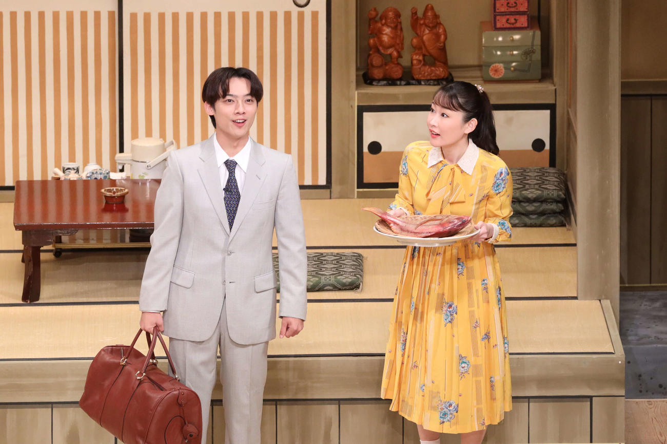 「愚兄愚弟」に出演した辰巳ゆうと（左）と曽我廼家いろは