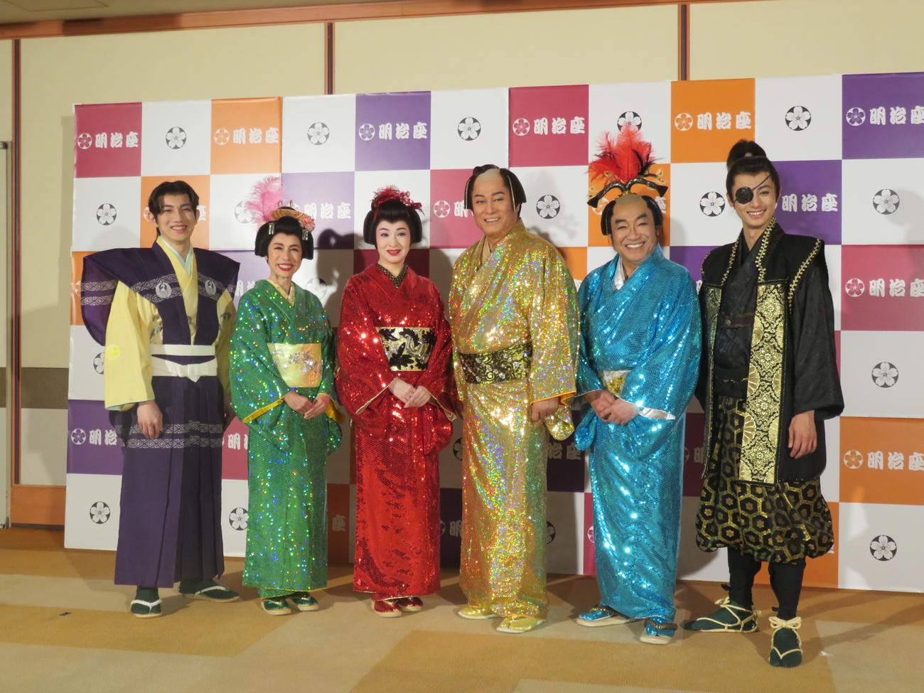 「大逆転！戦国武将誉賑」の初日公演を終えて会見する、左から赤澤遼太郎、久本雅美、檀れい、松平健、コロッケ、立花裕大