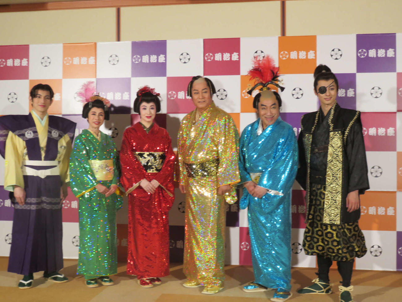 「大逆転！戦国武将誉賑」の初日公演を終えて会見する、左から赤澤遼太郎、久本雅美、檀れい、松平健、変顔のコロッケ、立花裕大