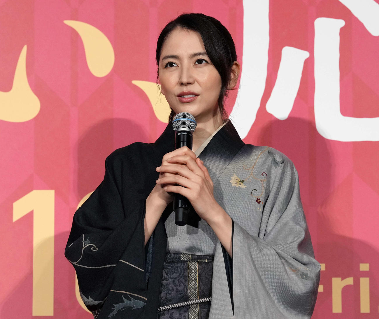 映画「おーい、応為」完成披露上映会舞台あいさつに着物で登壇する長澤まさみ（撮影・小島史椰）