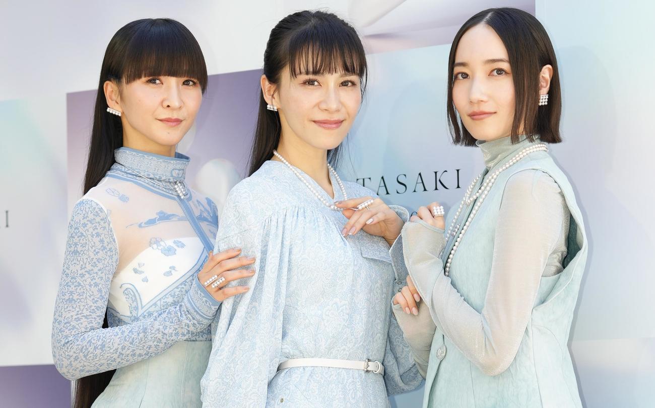 レセプションのフォトコールで写真に納まるPerfumeのあ～ちゃん（中央）、のっち（右）、かしゆか（2024年4月撮影）
