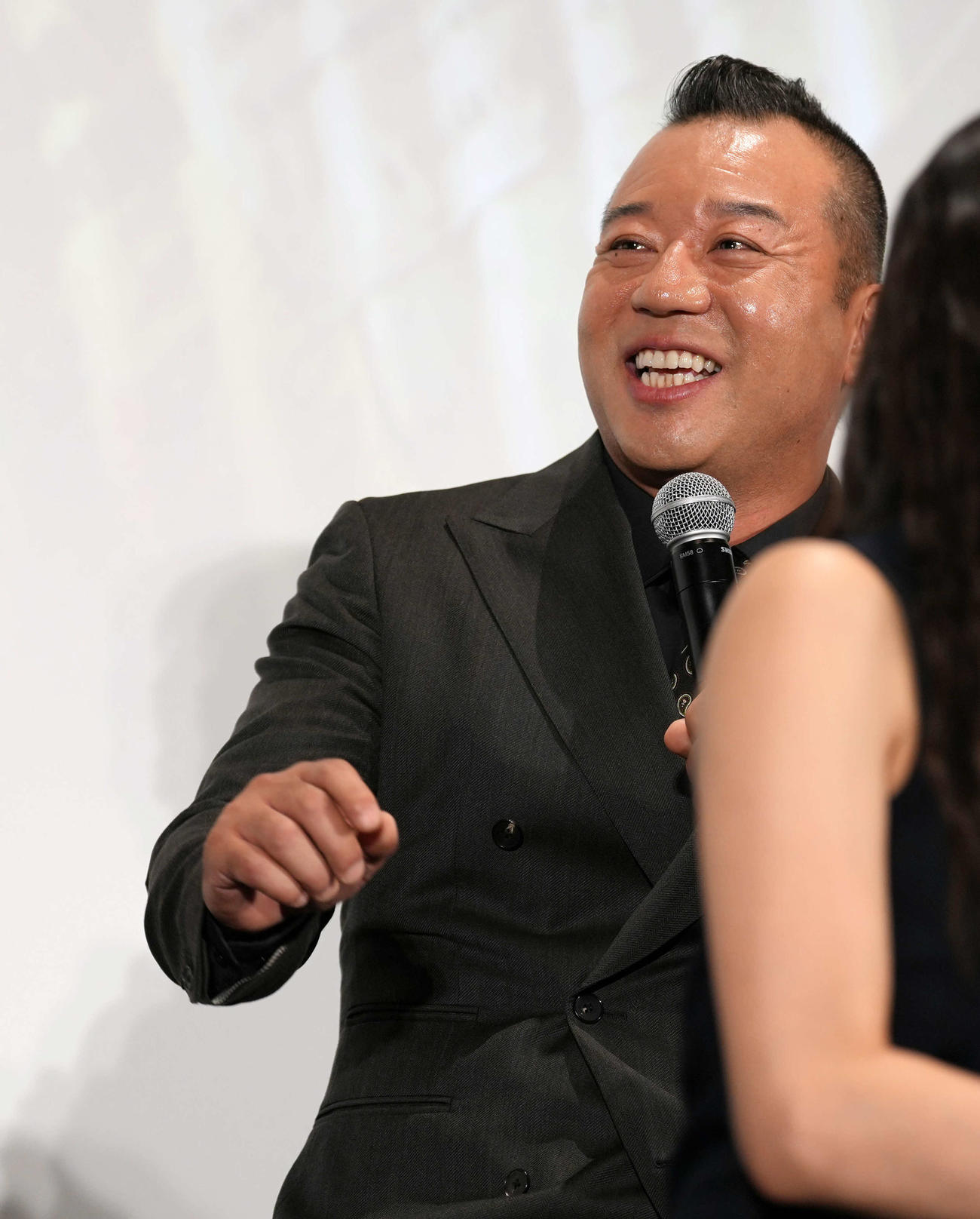 ドラマ「もしもこの世が舞台なら、楽屋はどこにあるのだろう」第1話完成披露試写会に登場し笑顔を見せる西村瑞樹（撮影・小島史椰）