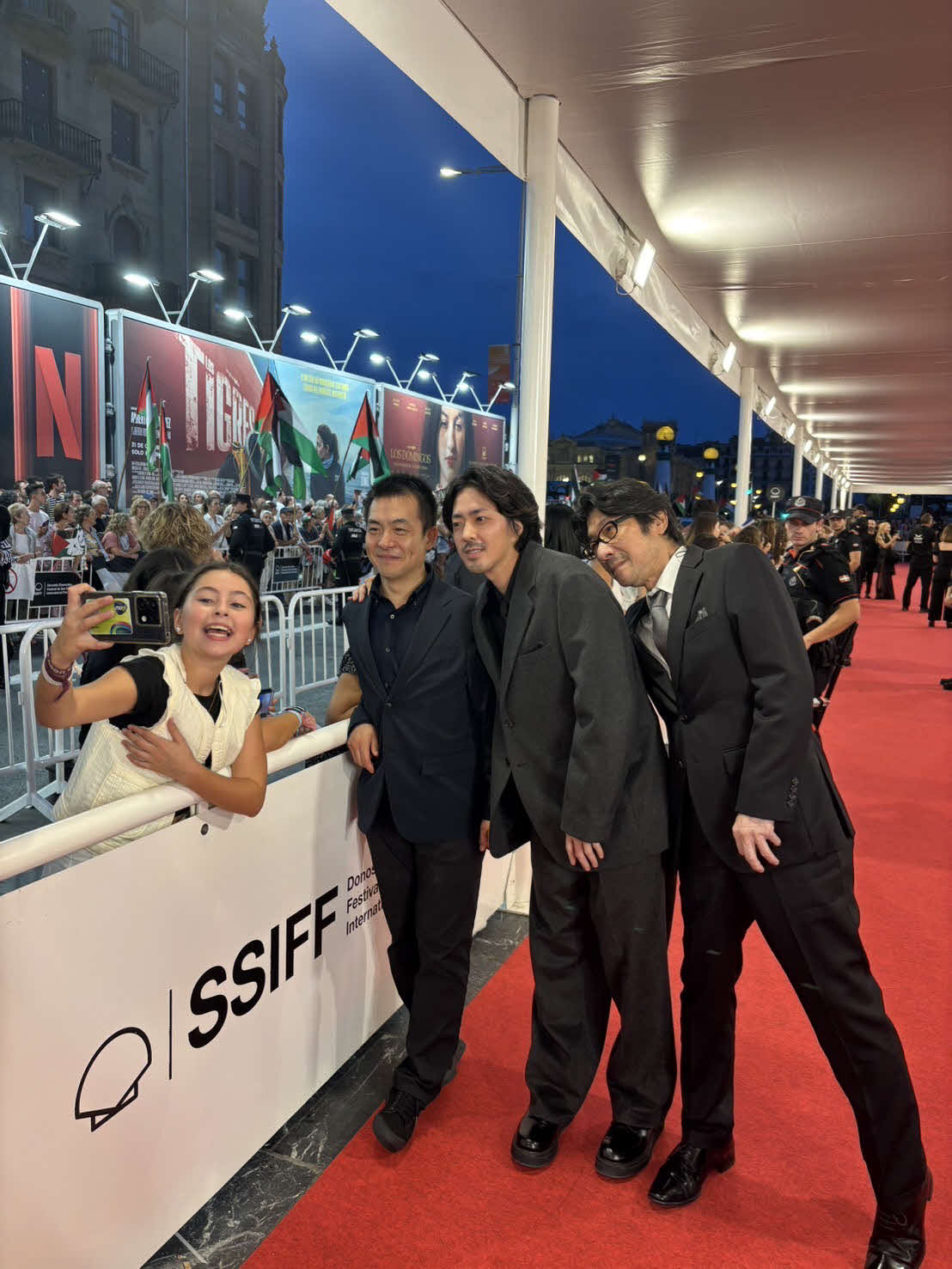 サンセバスチャン映画祭のオフィシャルセレクションに選出された「てっぺんの向こうにあなたがいる」の特別上映会に参加し、ファンの写真撮影の求めに応じる、左から田部井進也さん、若葉竜也、阪本順治監督