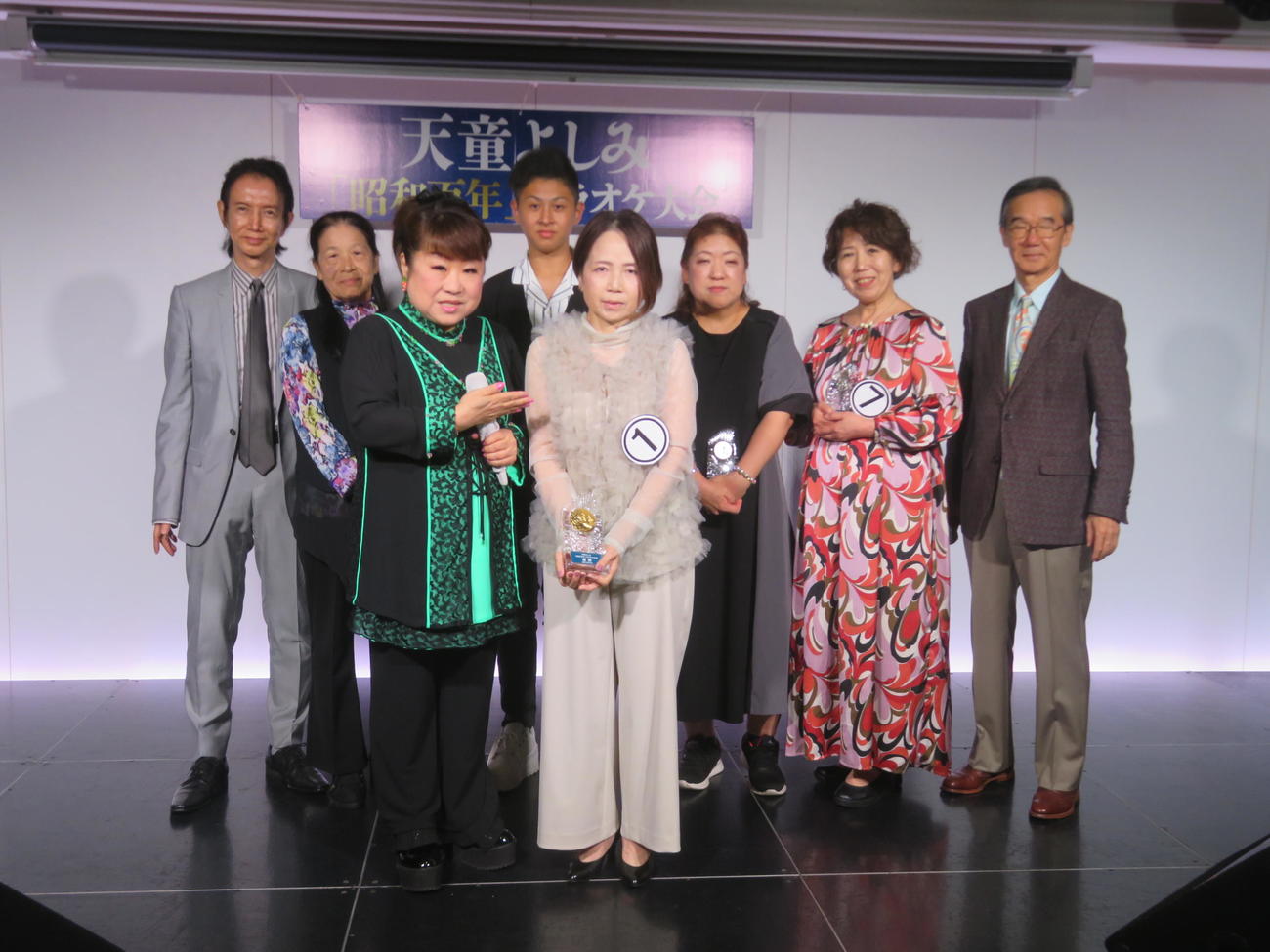 天童よしみ（前列左）と優勝した高坂ルリ子さん（前列右）。後列左から作詞家水木れいじ氏、エピソード賞西森ウメヨさん、天童よしみ賞山功樹さん、準優勝村山小百合さん、同芦葉奈保美さん、作曲家水森英夫氏（撮影・川田和博）