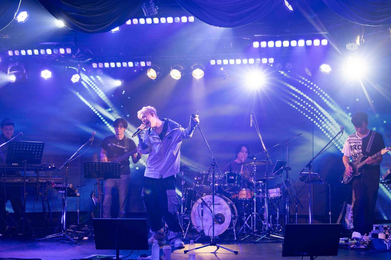 5年ぶりとなるバンド形式ソロライブを行ったMYNAMEのコヌ