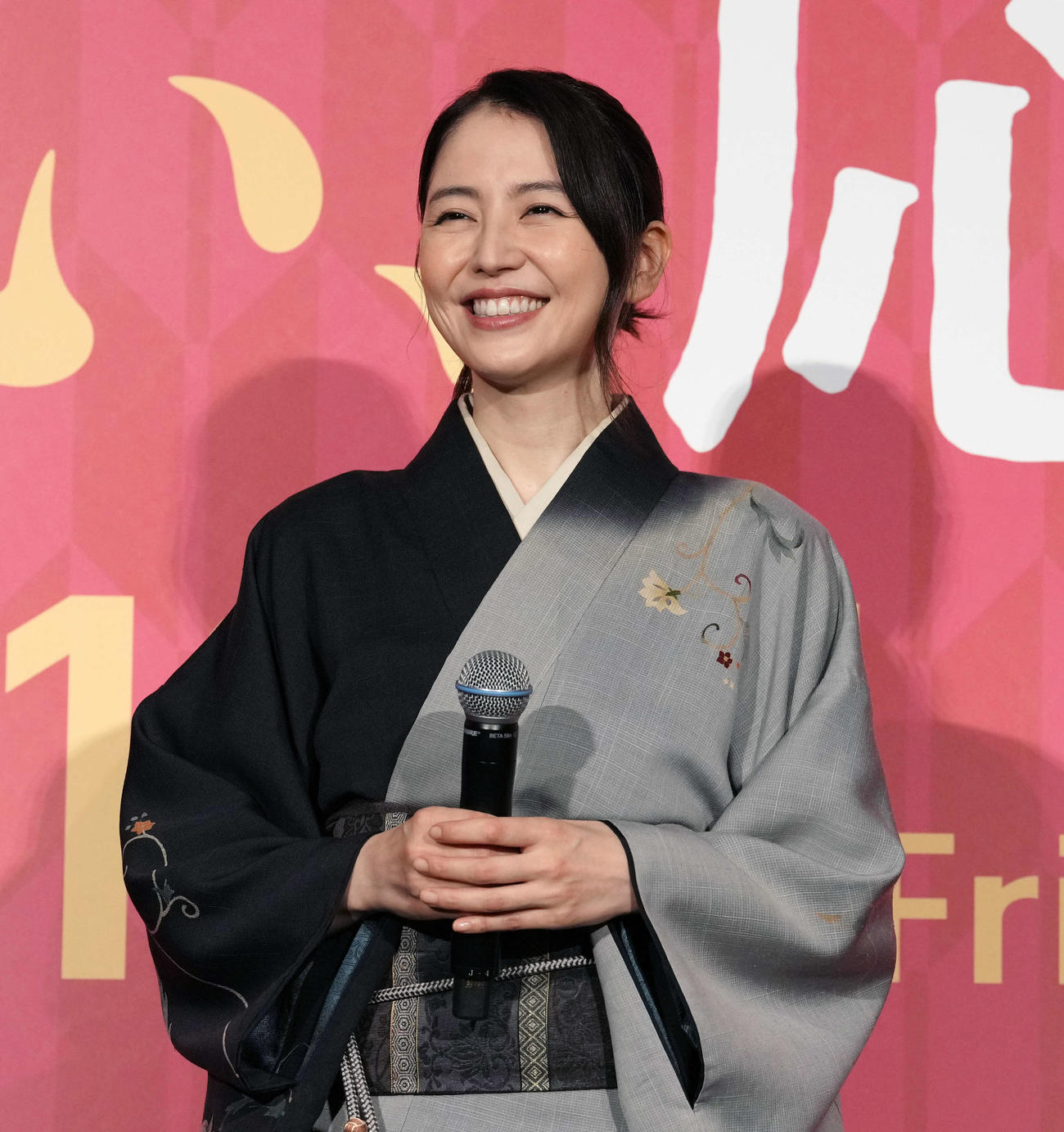 映画「おーい、応為」完成披露上映会舞台あいさつに着物で登壇する長澤まさみ（撮影・小島史椰）