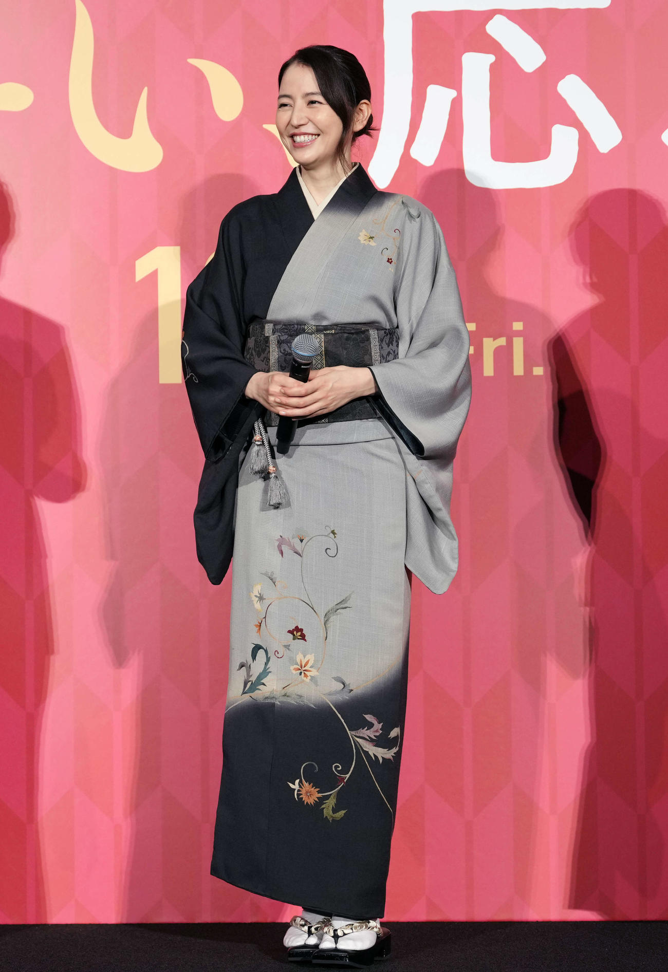 映画「おーい、応為」完成披露上映会舞台あいさつに着物で登壇する長澤まさみ（撮影・小島史椰）