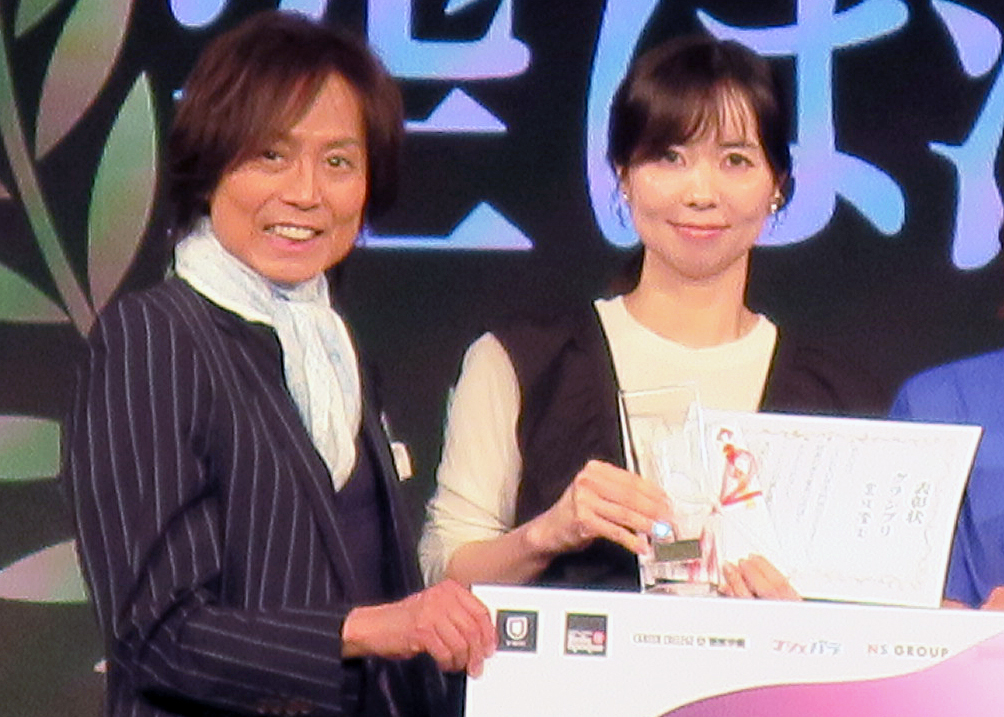 「TOKYO青春映画祭」表彰式で表彰を行うつんく♂（左）。右はグランプリを受賞した三浦美佳さん