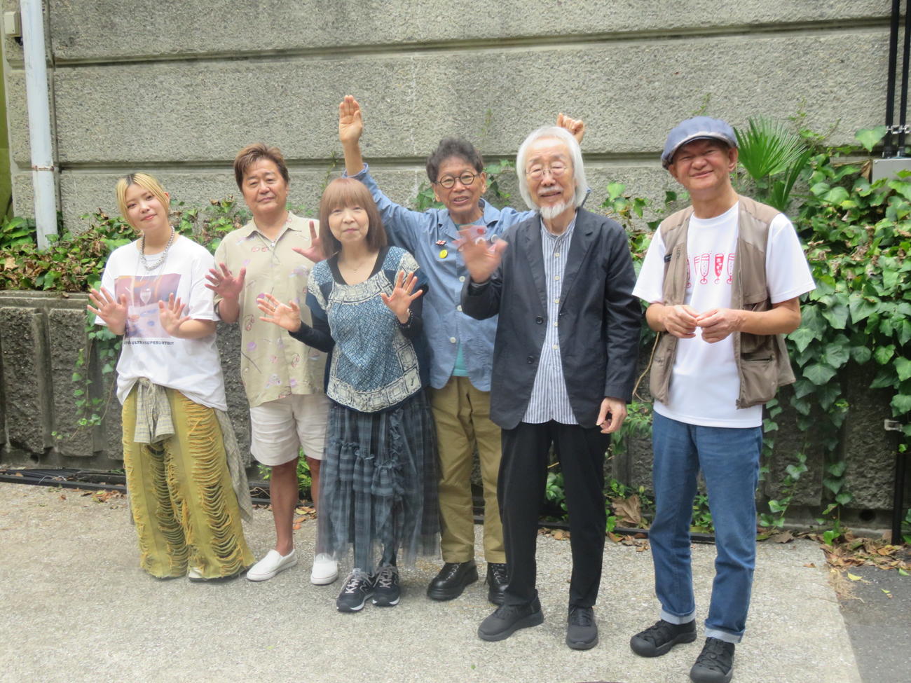 「南こうせつ　東京フォークジャンボリーin野音～日比谷野音The Final～」に出演者たち。左からきばやし、細坪基佳、イルカ、南こうせつ、小室等、木村充揮