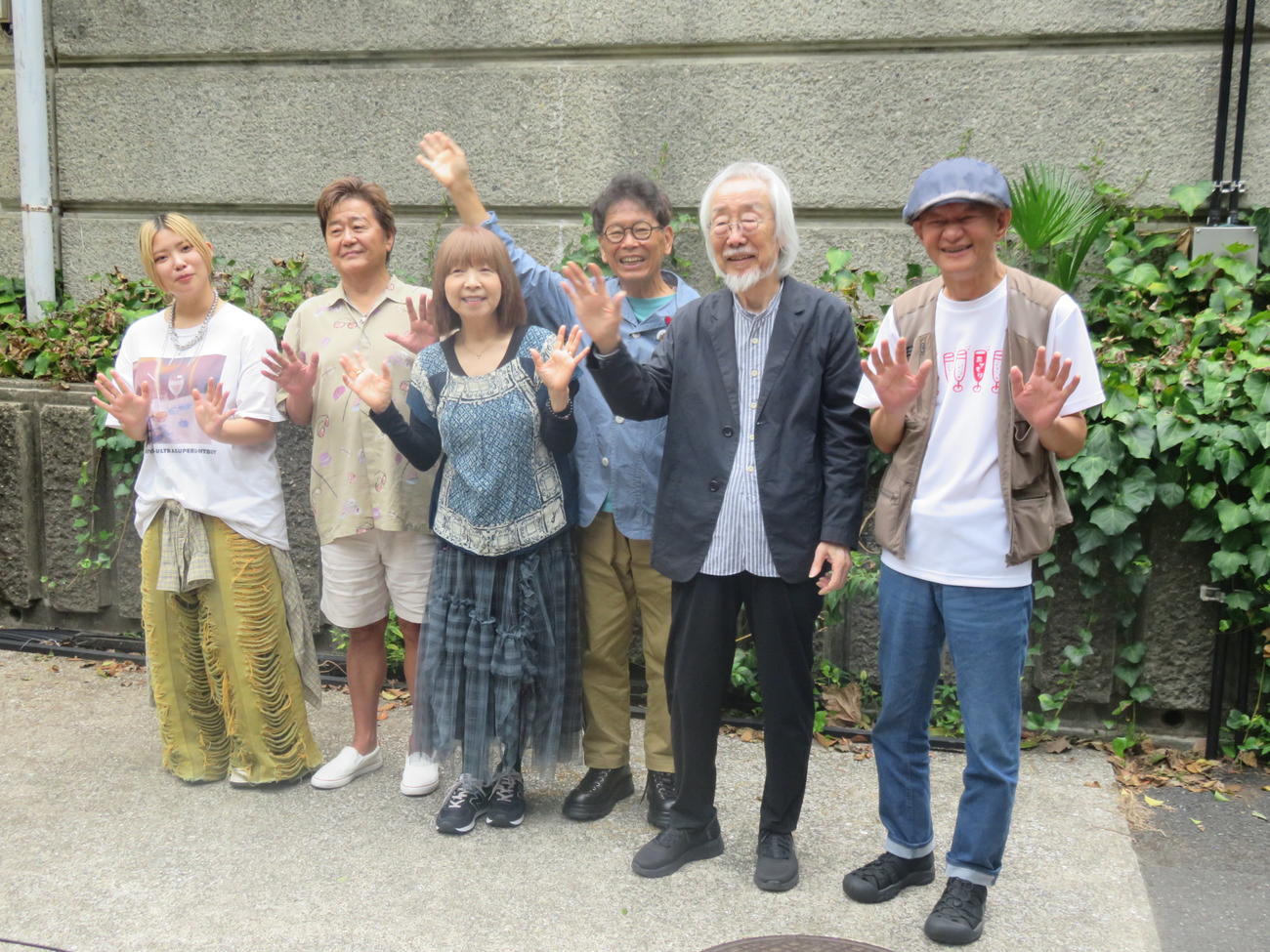 「南こうせつ　東京フォークジャンボリーin野音～日比谷野音The Final～」に出演者たち。左からきばやし、細坪基佳、イルカ、南こうせつ、小室等、木村充揮