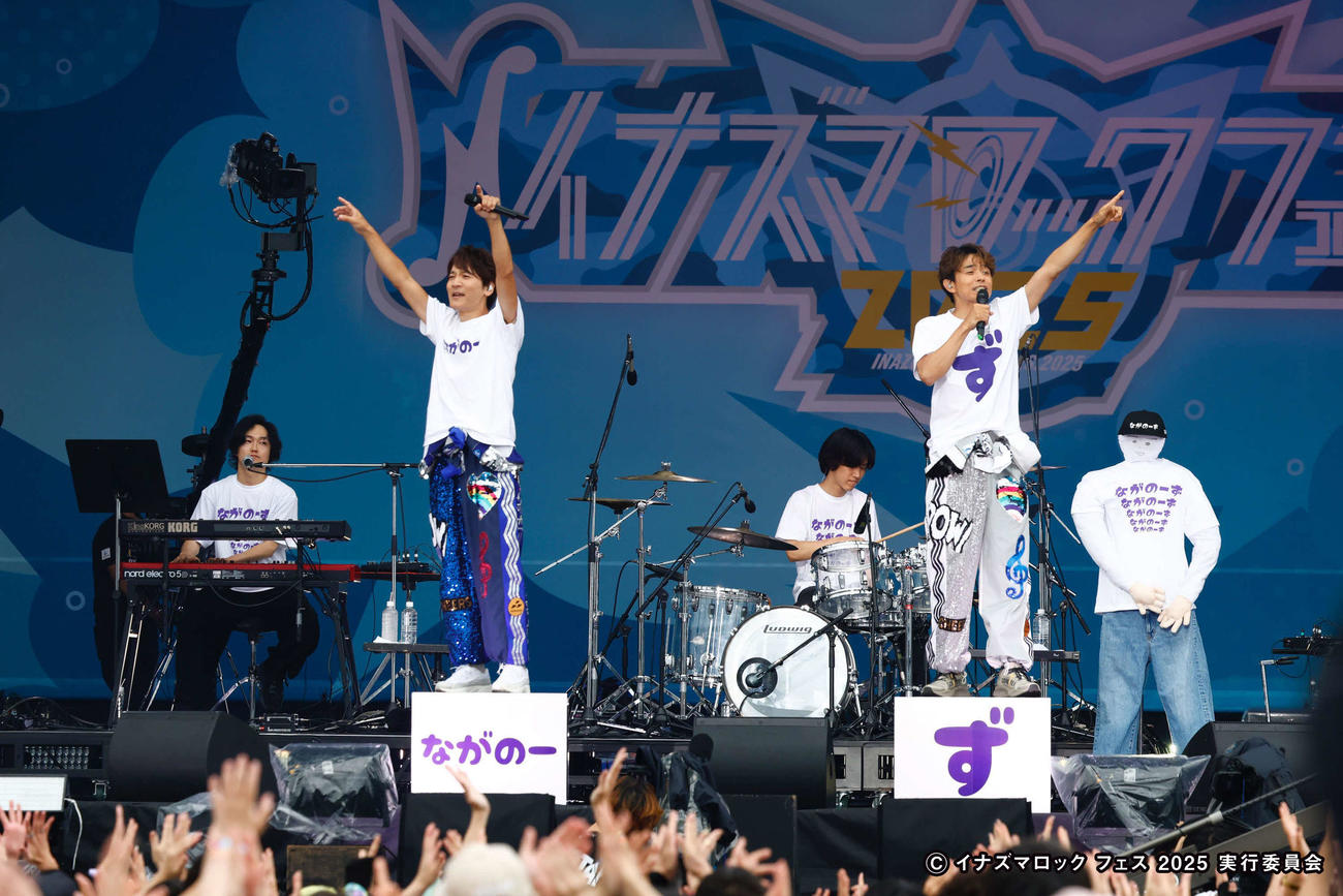 「イナズマロックフェス2025」に出演した長野博（左）と井ノ原快彦