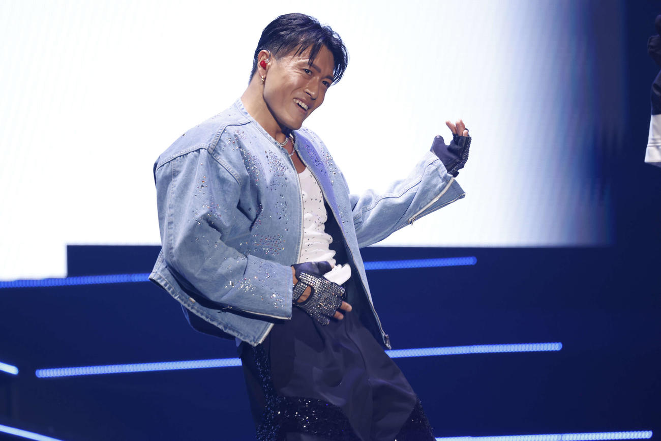 「GENERATIONS LIVE TOUR 2025　“6IX SENSE”」初日公演でパフォーマンスする中務裕太