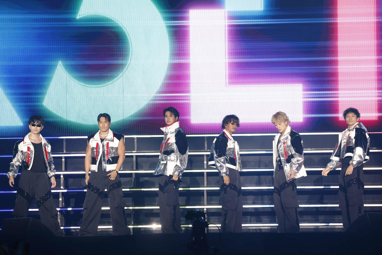 「GENERATIONS LIVE TOUR 2025　“6IX SENSE”」初日公演でパフォーマンスするGENERATIONS。左から佐野玲於、中務裕太、片寄涼太、数原龍友、白濱亜嵐、小森隼