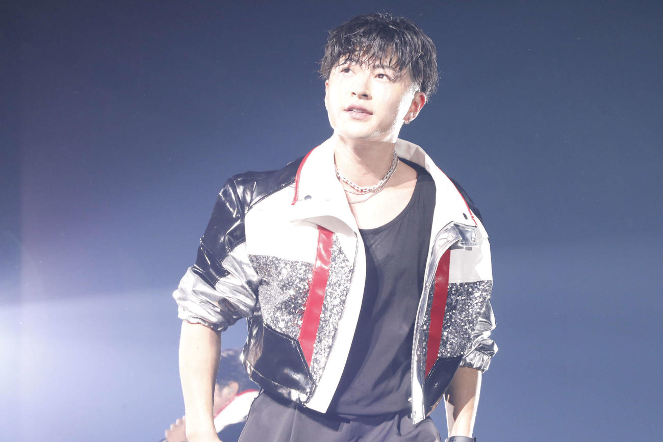 「GENERATIONS LIVE TOUR 2025　“6IX SENSE”」初日公演でパフォーマンスする佐野玲於