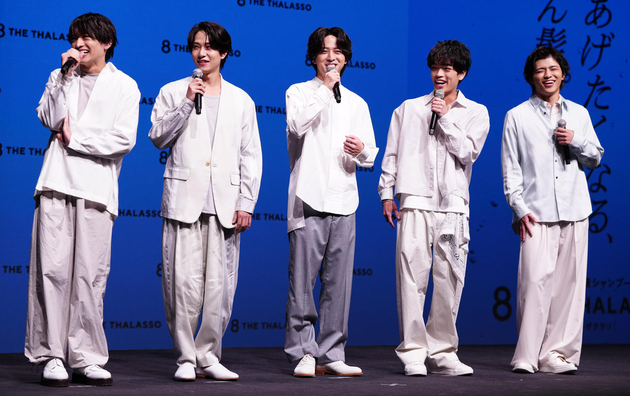 ヘアケアブランド「8 THE THALASSO」新CM発表会で笑顔を見せるtimeleszの、左から猪俣周杜、橋本将生、寺西拓人、原嘉孝、篠塚大輝（撮影・鈴木みどり）