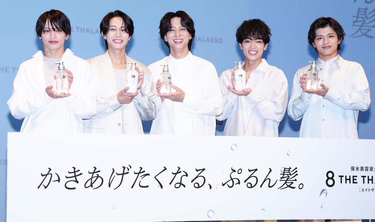 ヘアケアブランド「8 THE THALASSO」新CM発表会のフォトセッションで笑顔を見せるtimeleszの、左から猪俣周杜、橋本将生、寺西拓人、原嘉孝、篠塚大輝（撮影・鈴木みどり）