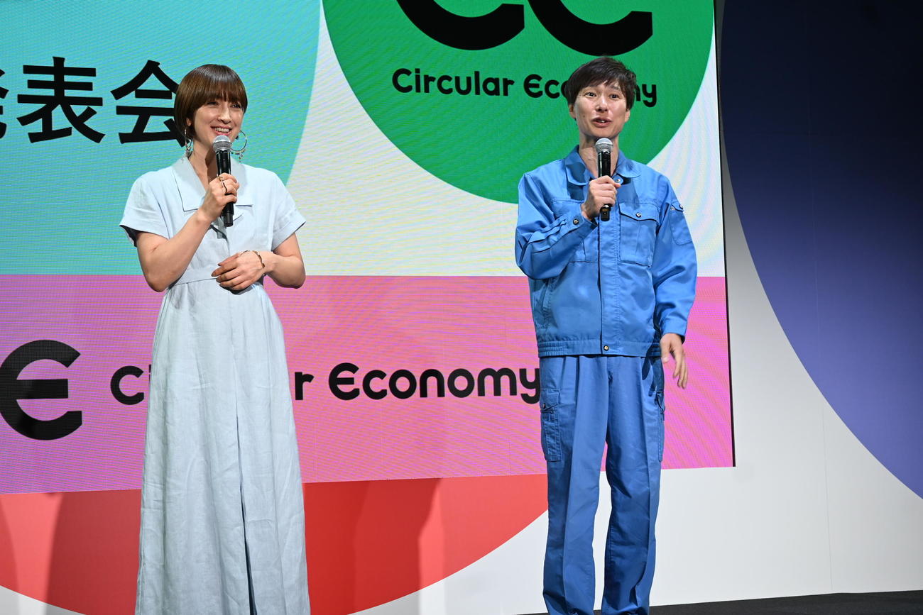 大阪・関西万博会場で行われた経済産業省「サーキュラーエコノミー研究所」のオープンセレモニーに登壇した滝川クリステル（左）、マシンガンズ滝沢秀一（撮影・松浦隆司）
