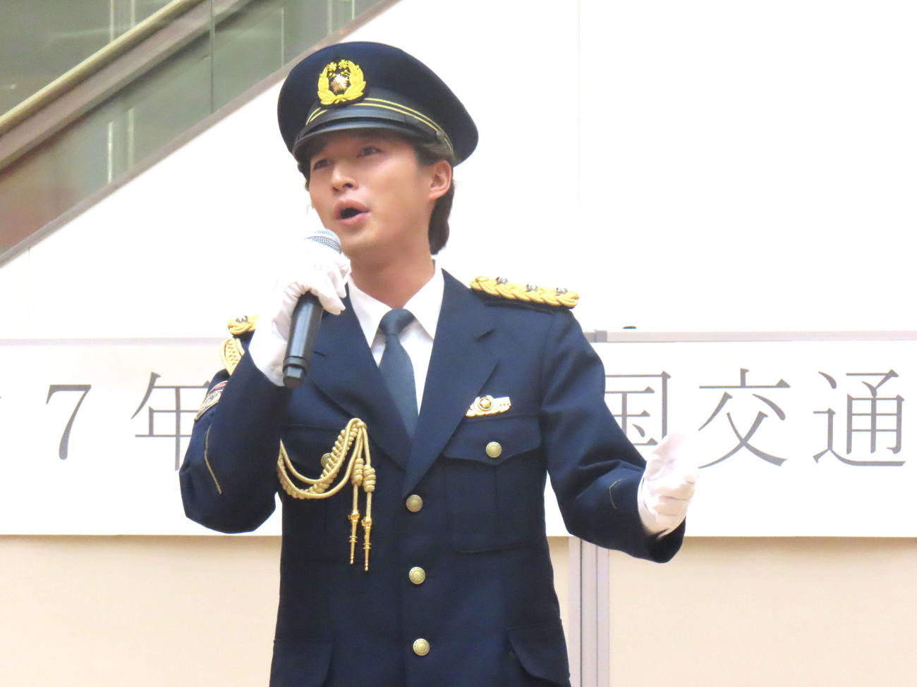「千葉県浦安警察一日署長委嘱イベント」で歌唱する青山新