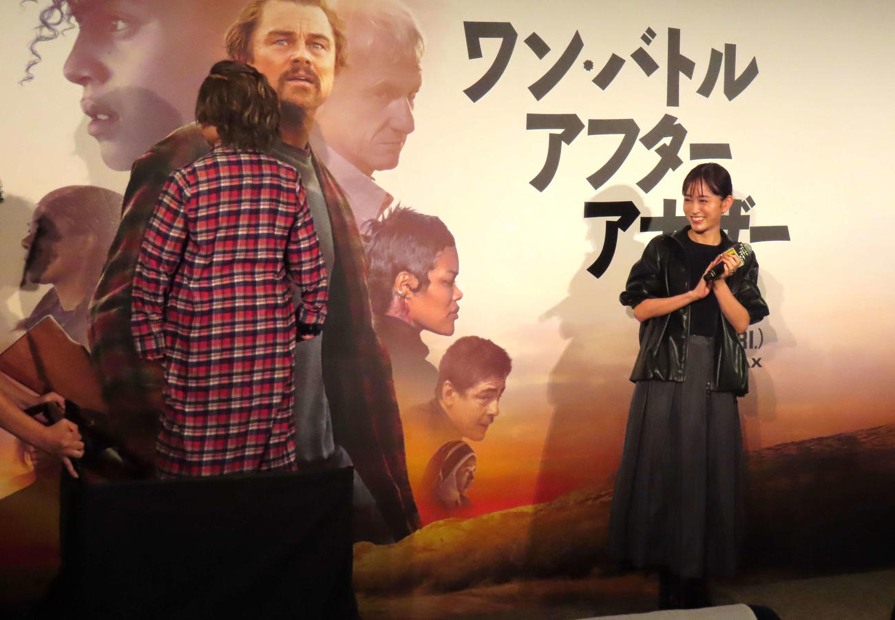 「ワン・バトル・アフター・アナザー」公開前イベントで、背を向けて登場するキンタロー。（左）と見守る前田敦子