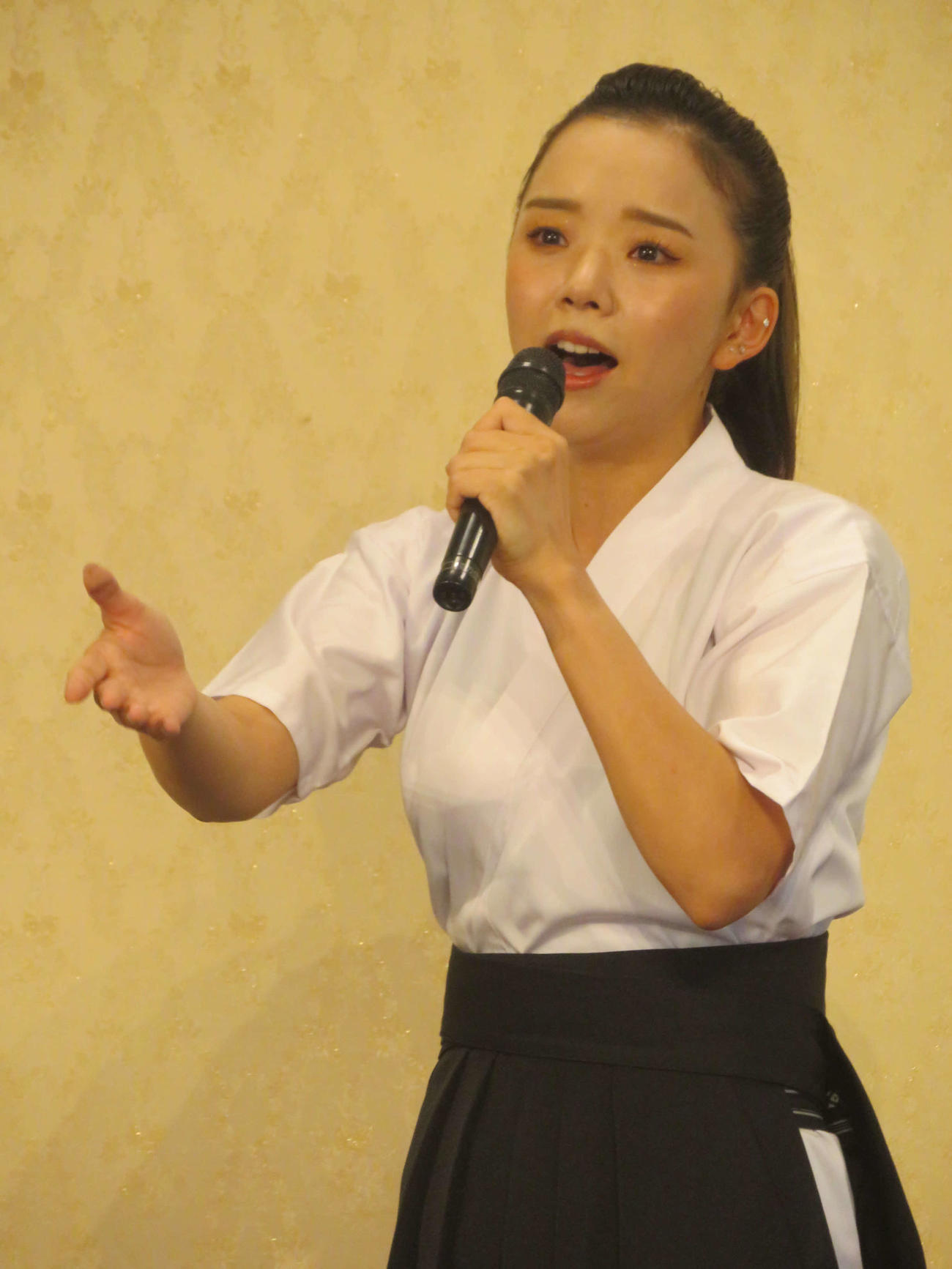 新曲「瑞穂の国」を披露する山西アカリ（撮影・川田和博）