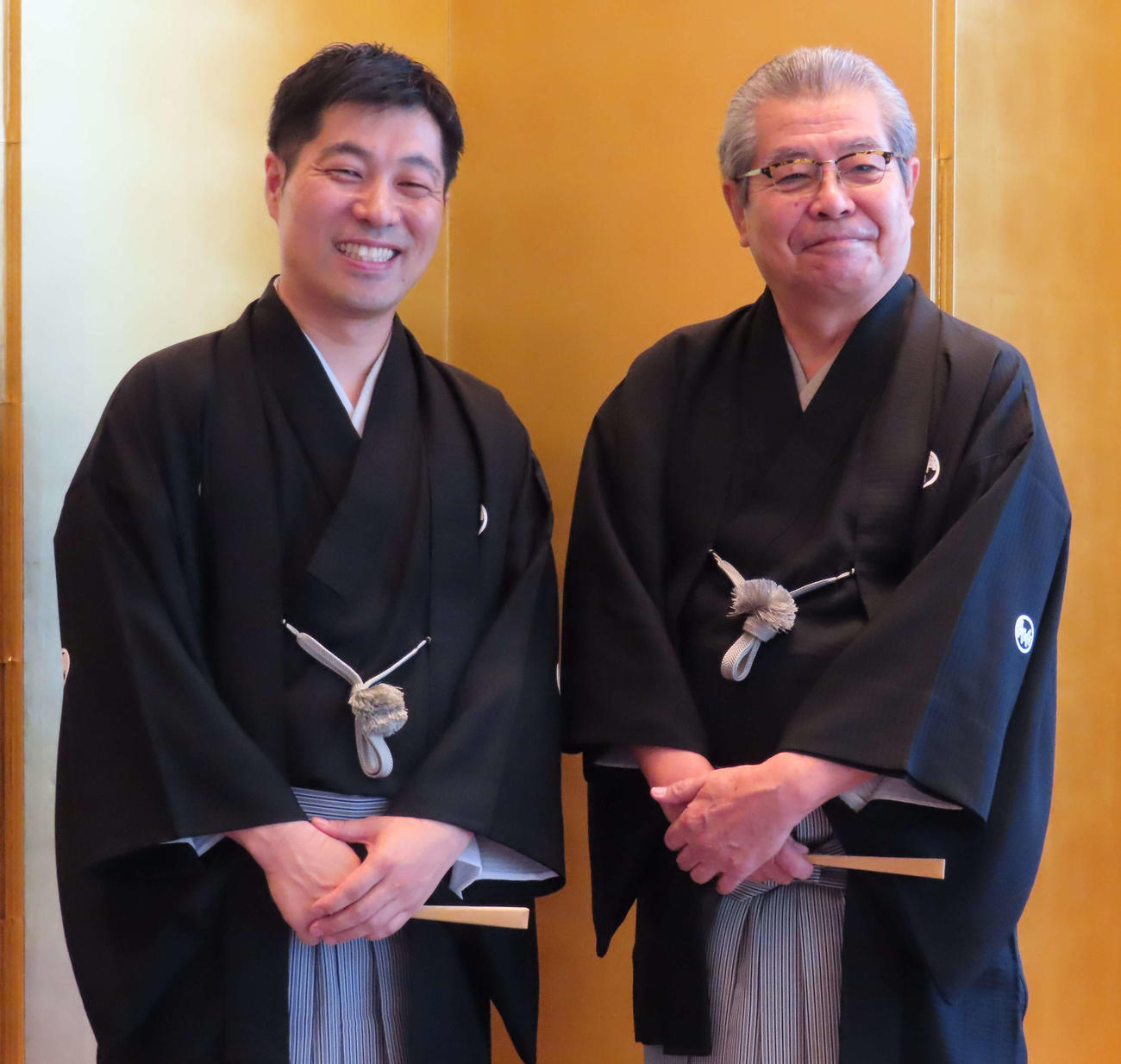 真打ち昇進会見を行った立川志の彦（左）、師匠の立川志の輔