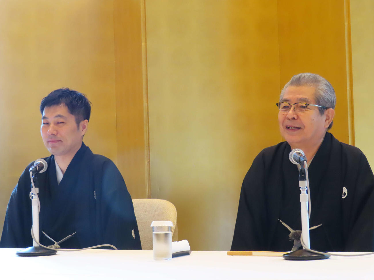 真打ち昇進会見を行った立川志の彦（左）、師匠の立川志の輔