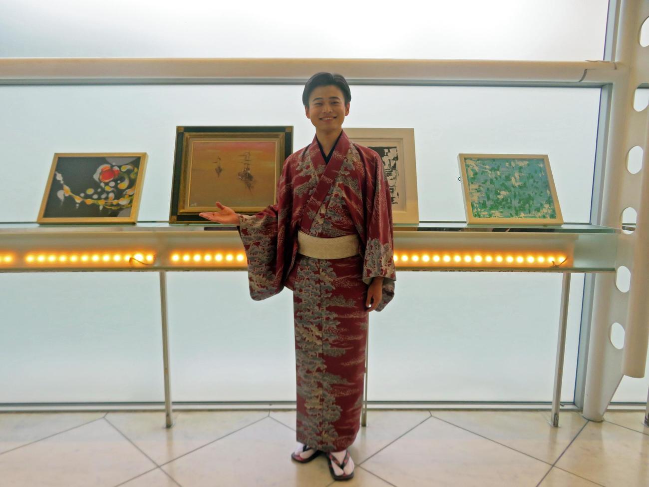 自ら描いた絵を紹介する二見颯一（撮影・川田和博）
