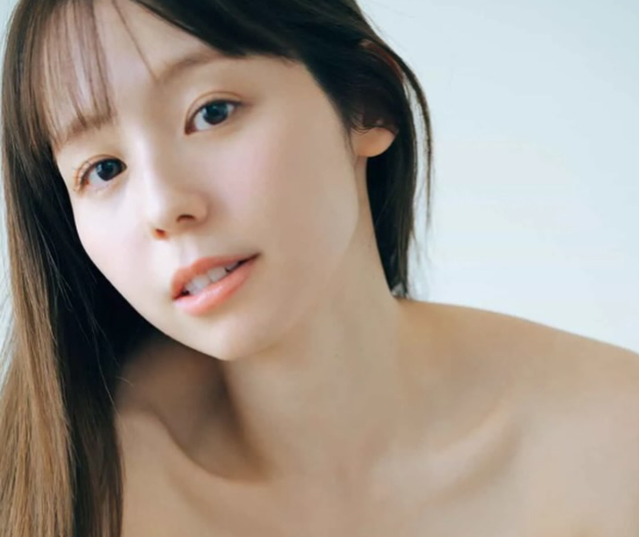 ヒモずれあざとショットを公開した小池里奈（小池里奈のインスタグラムから）