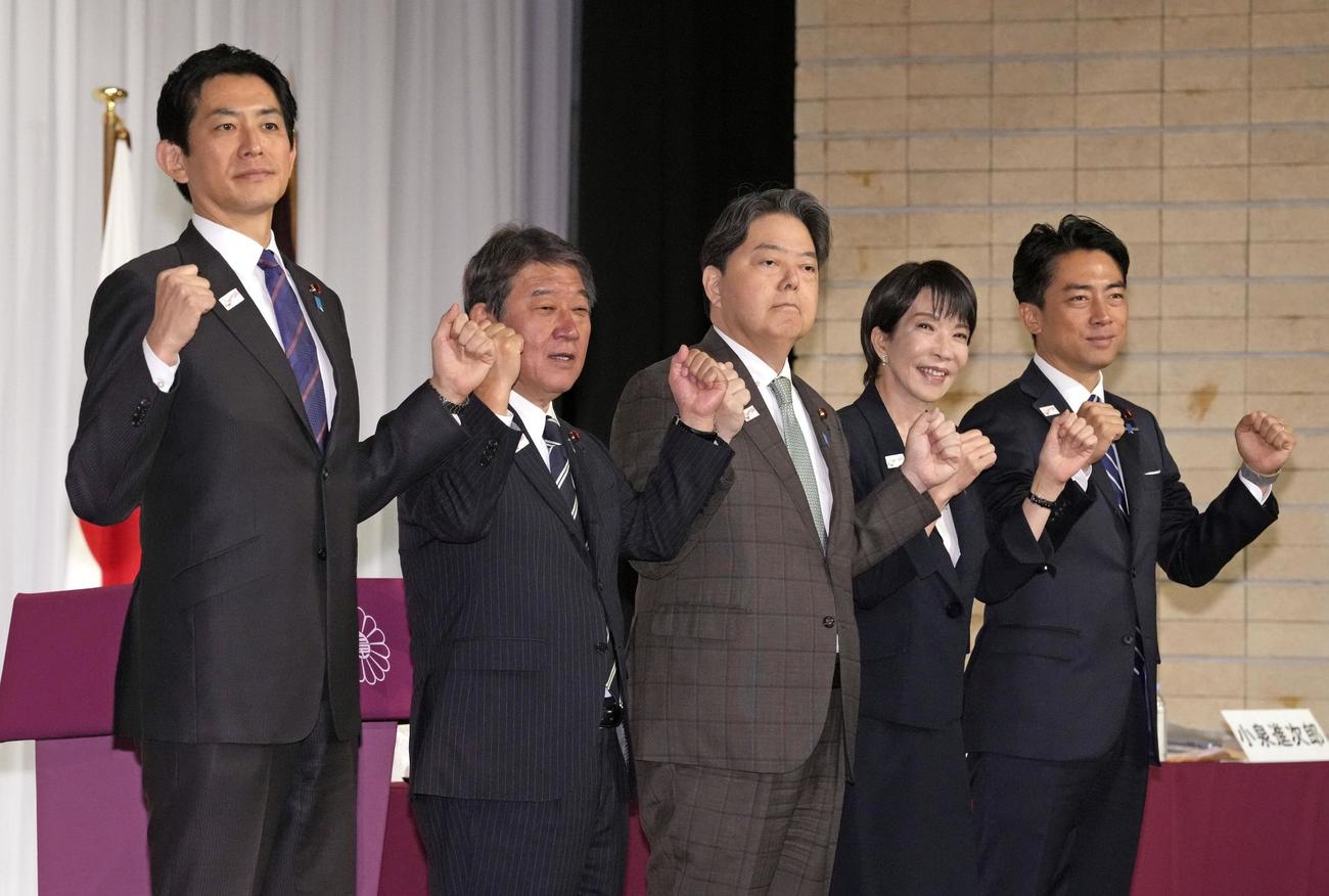 自民党総裁選の共同記者会見を前に写真に納まる（左から）小林元経済安保相、茂木前幹事長、林官房長官、高市前経済安保相、小泉農相＝23日午前、東京・永田町の党本部（共同）