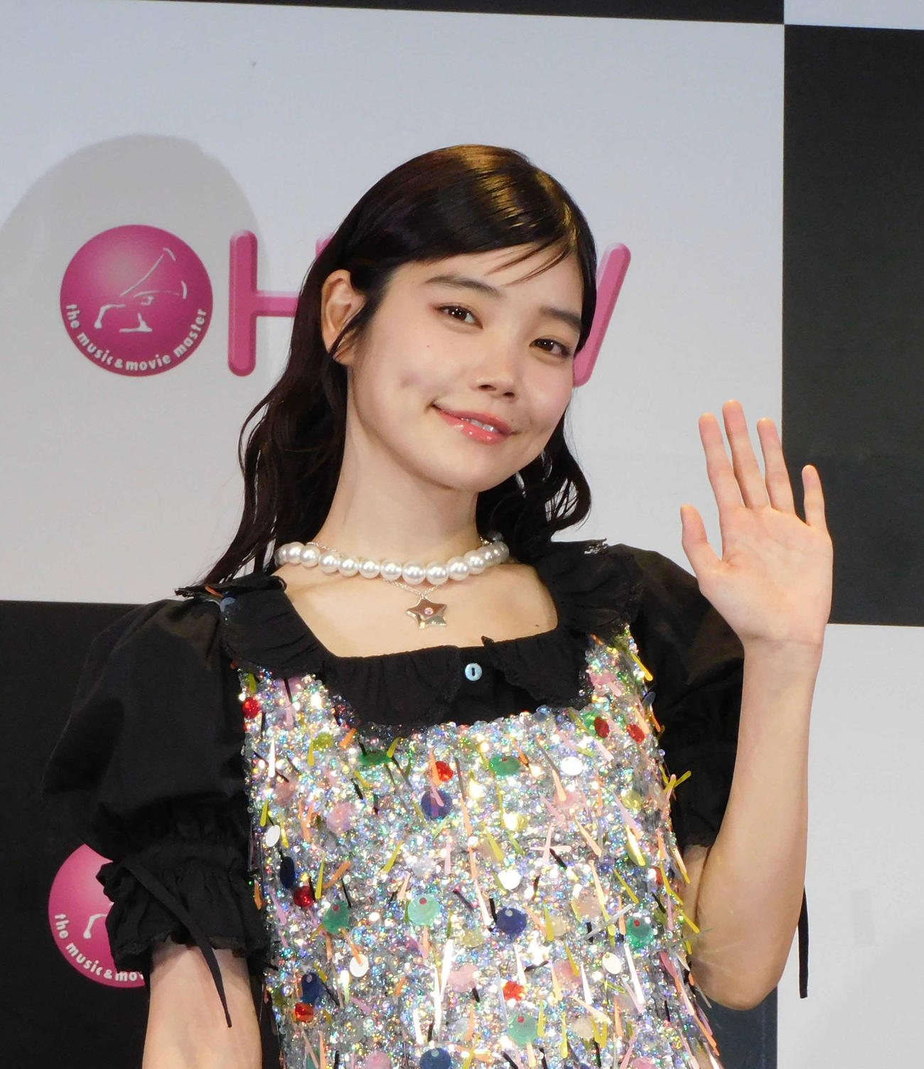 初写真集の発売記念会見に登場したセントチヒロ・チッチ（撮影・寺本吏輝）