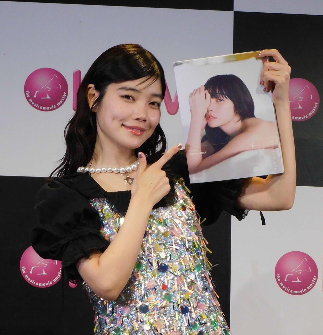 初写真集の発売記念会見に登場したセントチヒロ・チッチ（撮影・寺本吏輝）