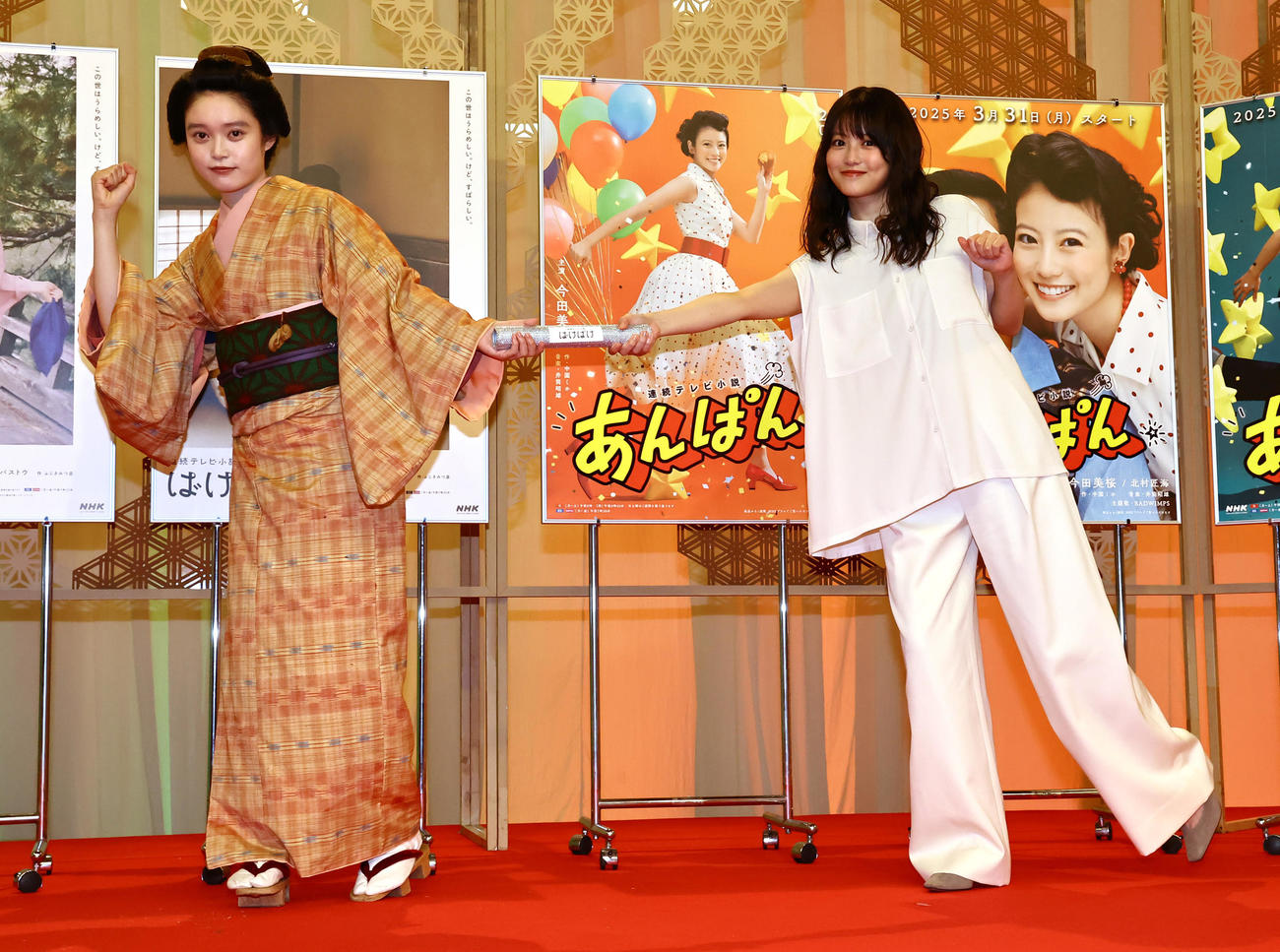「ばけばけ」ヒロインの髙石あかり（左）は「あんぱん」ヒロインの今田美桜からバトンを受け取る（撮影・上田博志）
