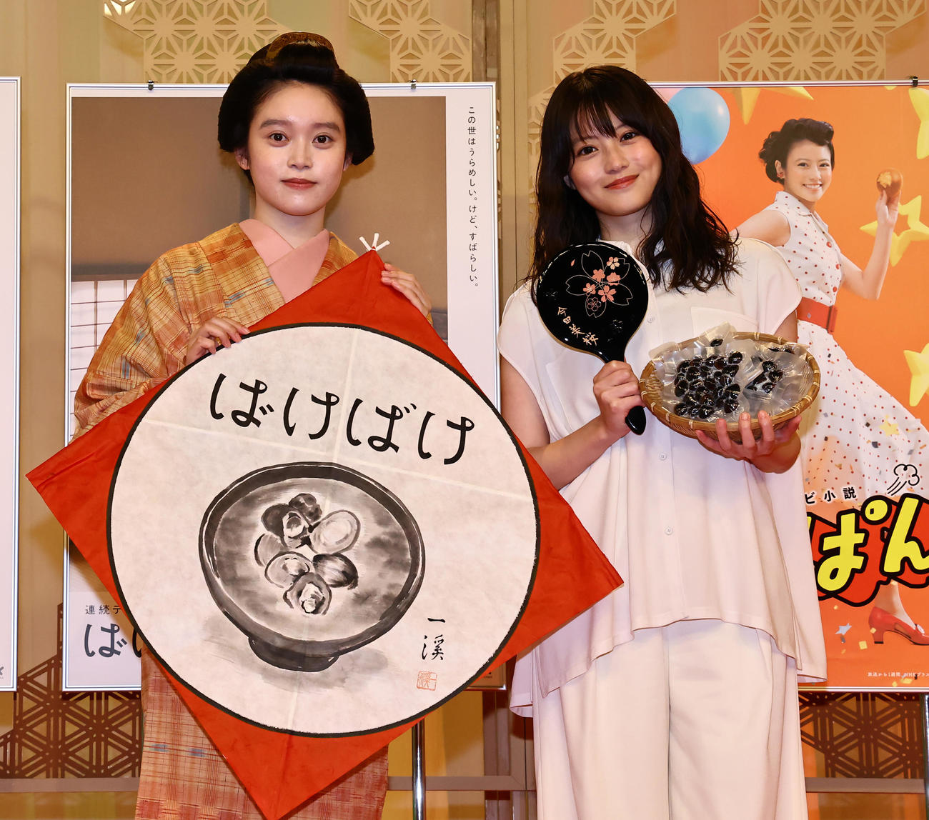 「ばけばけ」ヒロインの髙石あかり（左）と「あんぱん」ヒロインの今田美桜はプレゼントの土佐凧と八雲塗りの手鏡、しじみを交換する（撮影・上田博志）