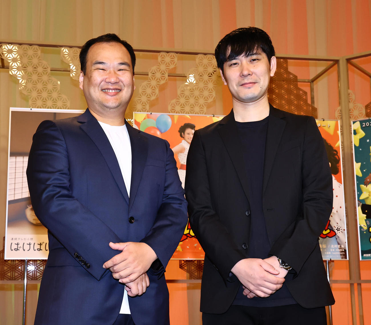 「ばけばけ」橋爪国臣チーフプロデューサー（左）と「あんぱん」倉崎憲法チーフプロデューサー（撮影・上田博志）