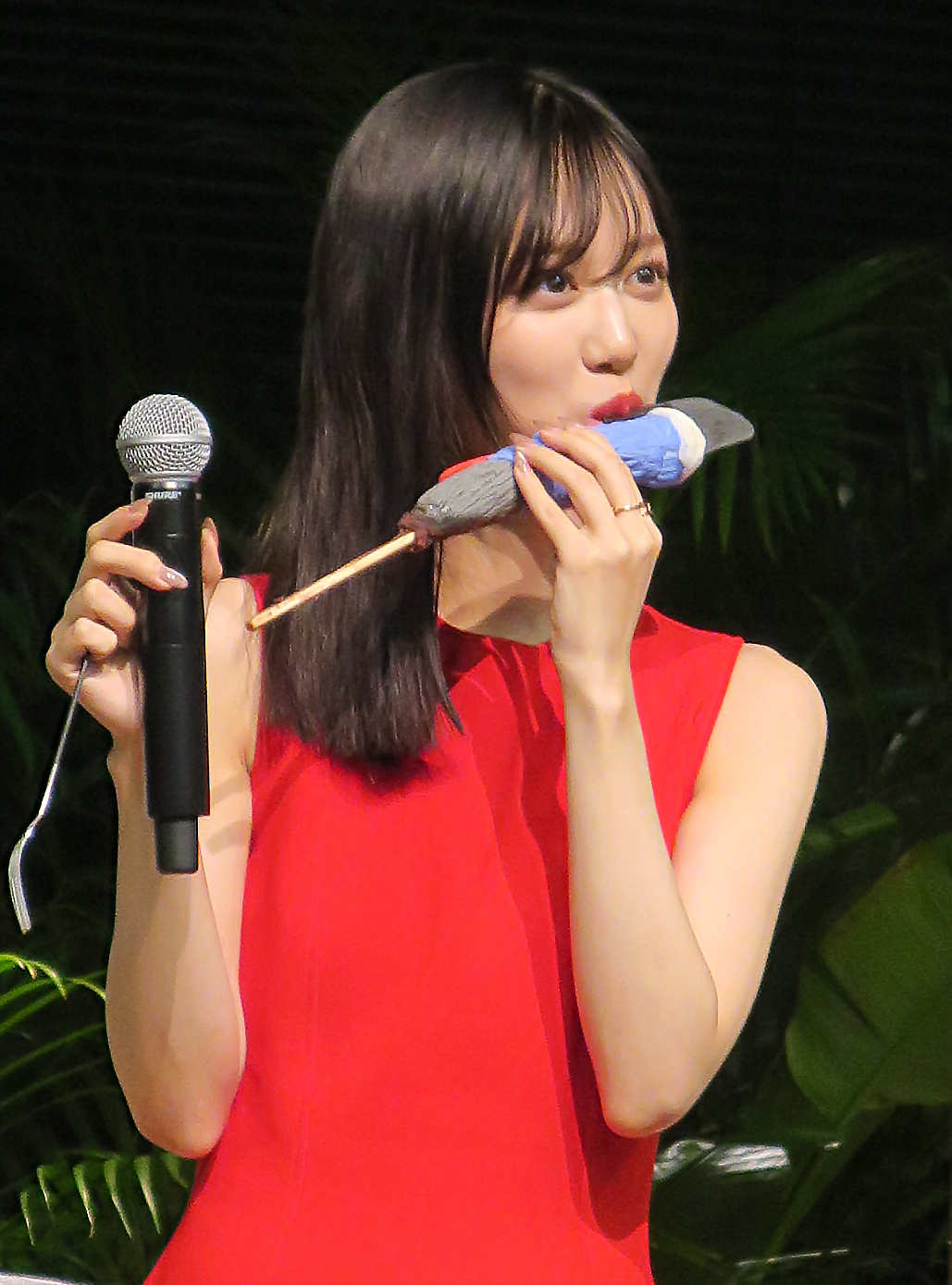 映画「火喰い鳥を、喰う」大ヒット祈願イベントで、和菓子でできた火喰鳥の頭を試食する山下美月