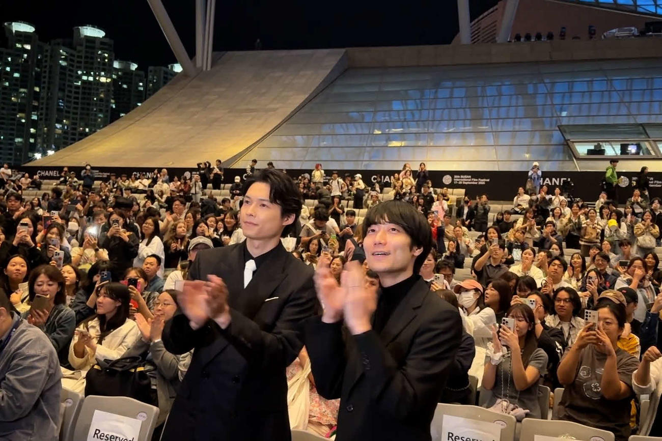 釜山国際映画祭「オープンシネマ部門」での公式上映に登壇した松村北斗（左）と奥山由之監督（C）2025「秒速5センチメートル」製作委員会