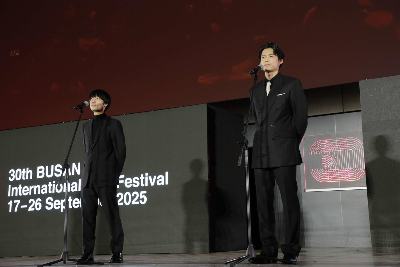 釜山国際映画祭「オープンシネマ部門」での公式上映に登壇した松村北斗（右）と奥山由之監督（C）2025「秒速5センチメートル」製作委員会