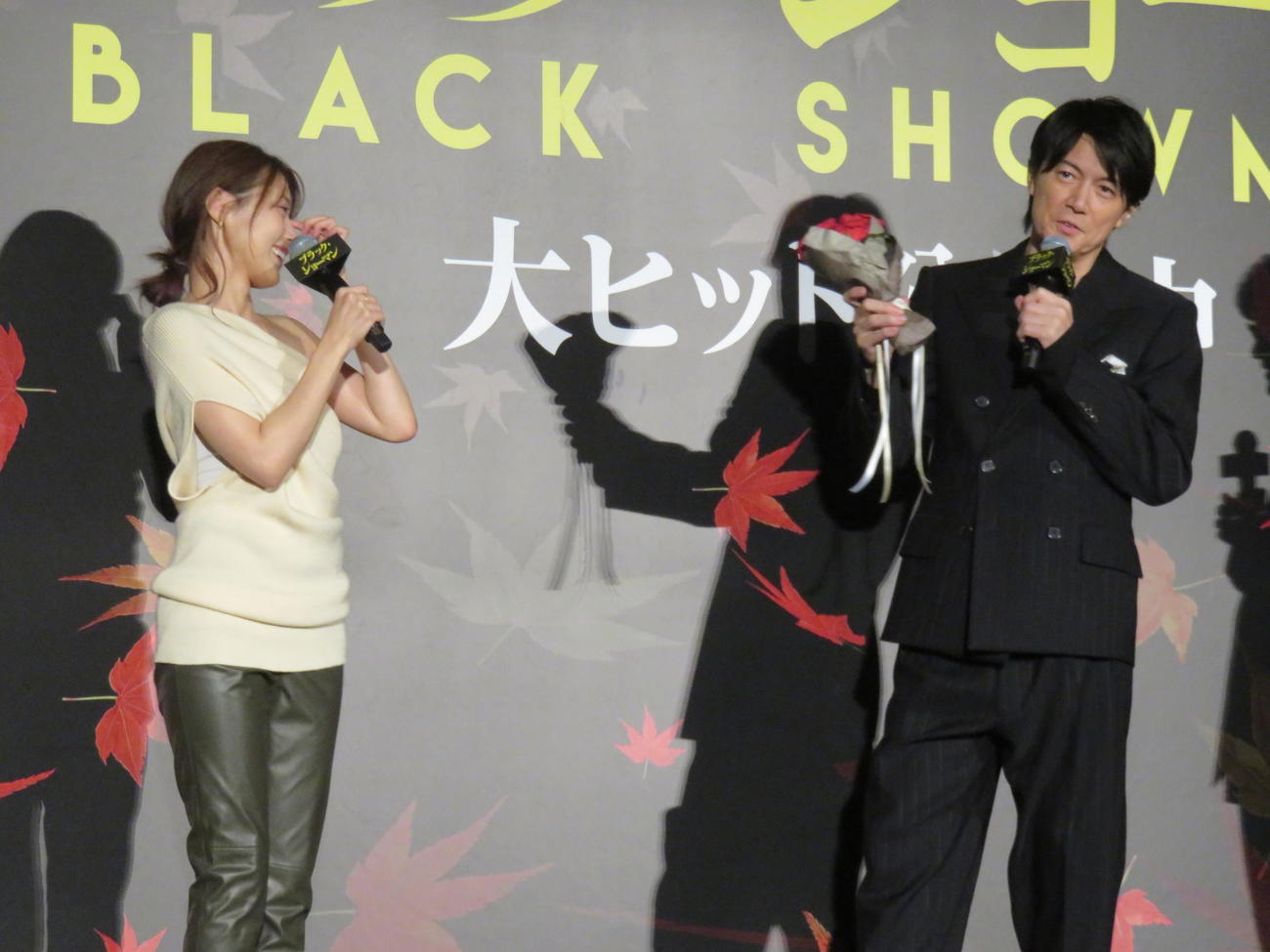 映画「ブラック・ショーマン」大ヒット御礼舞台あいさつに登壇した福山雅治（右）と有村架純