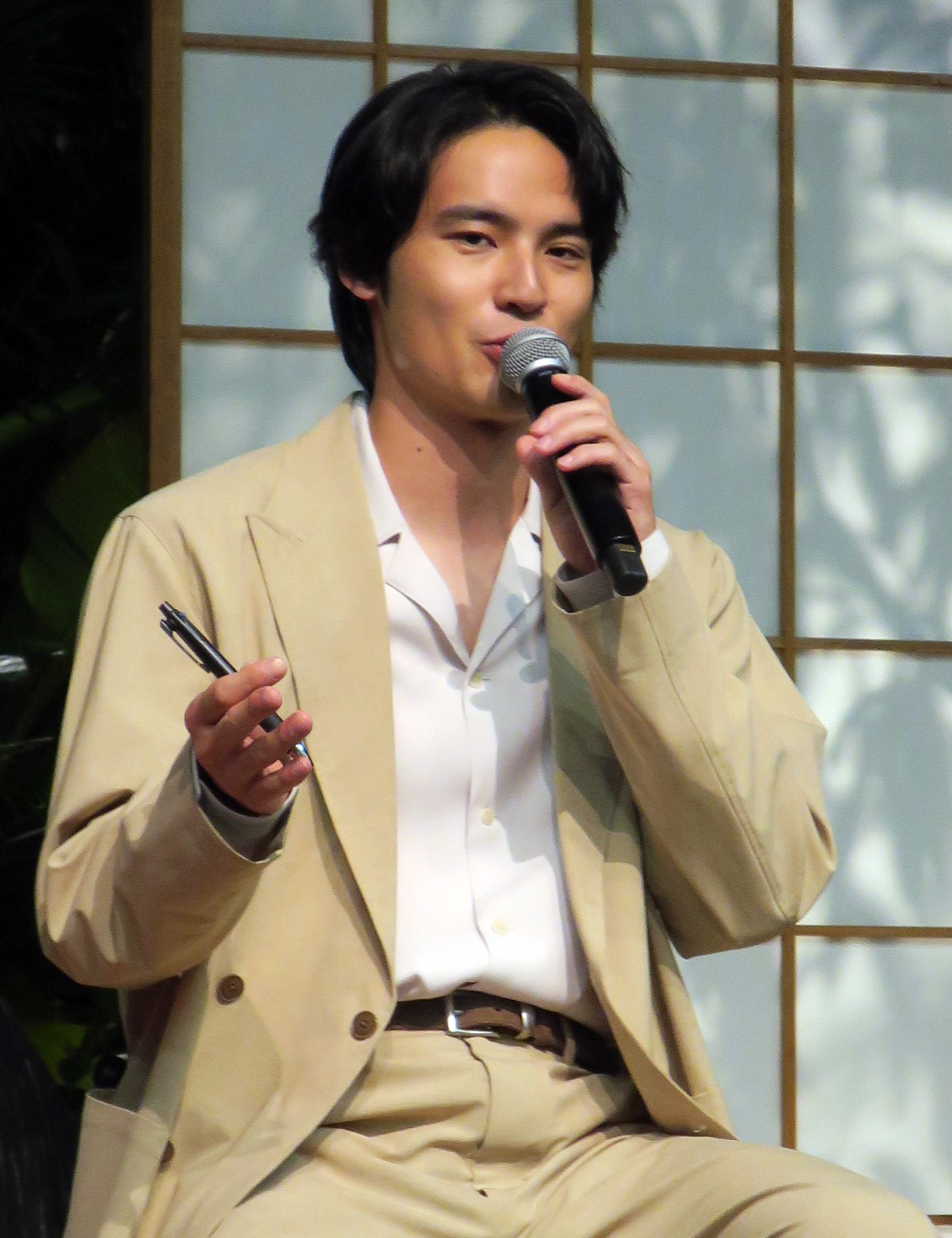 主演映画「火喰い鳥を、喰う」大ヒット祈願イベントで、私物のボールペンを披露する水上恒司