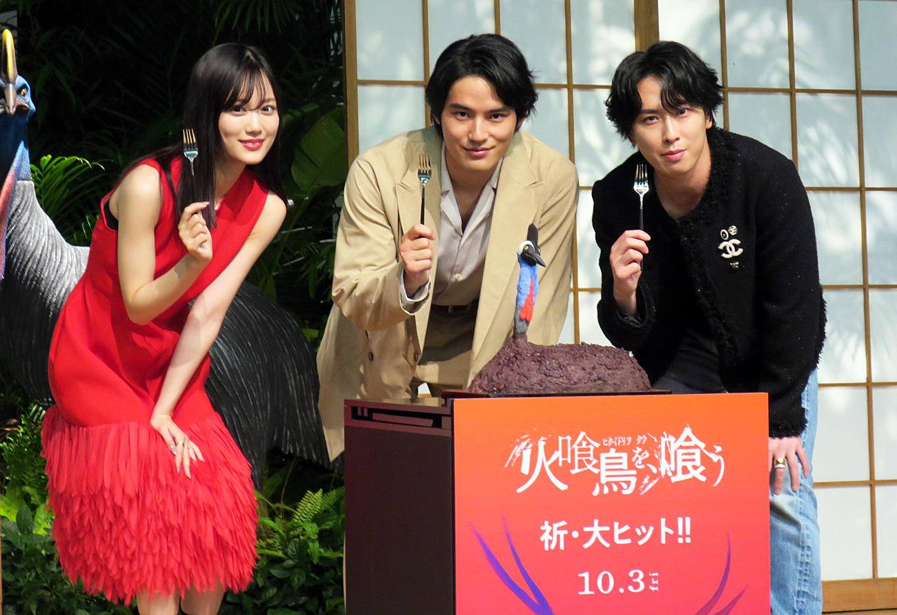 映画「火喰い鳥を、喰う」大ヒット祈願イベントで。左から、山下美月、水上恒司、宮舘涼太
