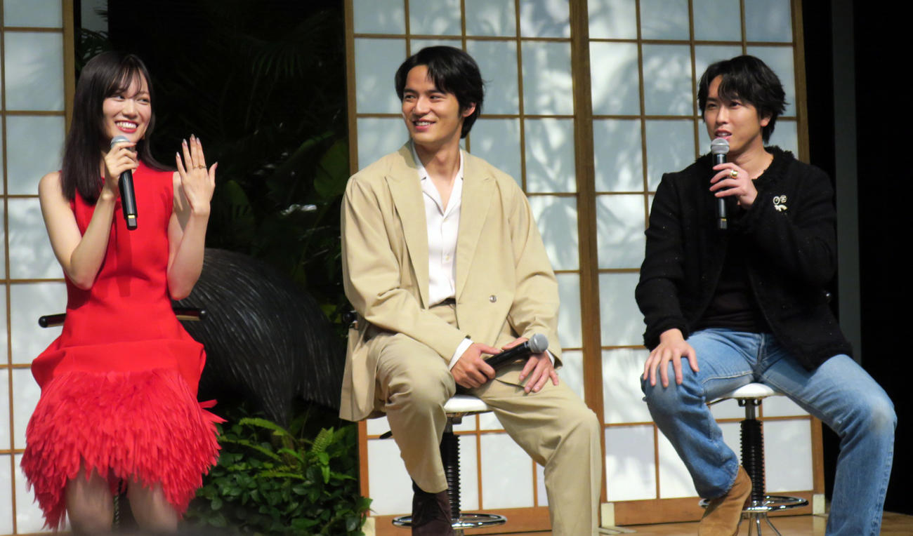 映画「火喰い鳥を、喰う」大ヒット祈願イベントで。左から、山下美月、水上恒司、宮舘涼太