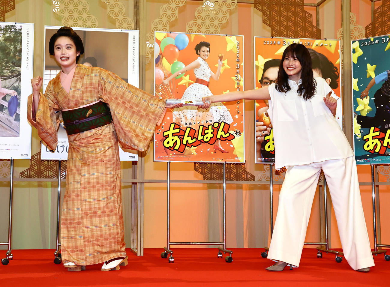 「ばけばけ」ヒロインの髙石あかり（左）は「あんぱん」ヒロインの今田美桜からバトンを受け取る（撮影・上田博志）