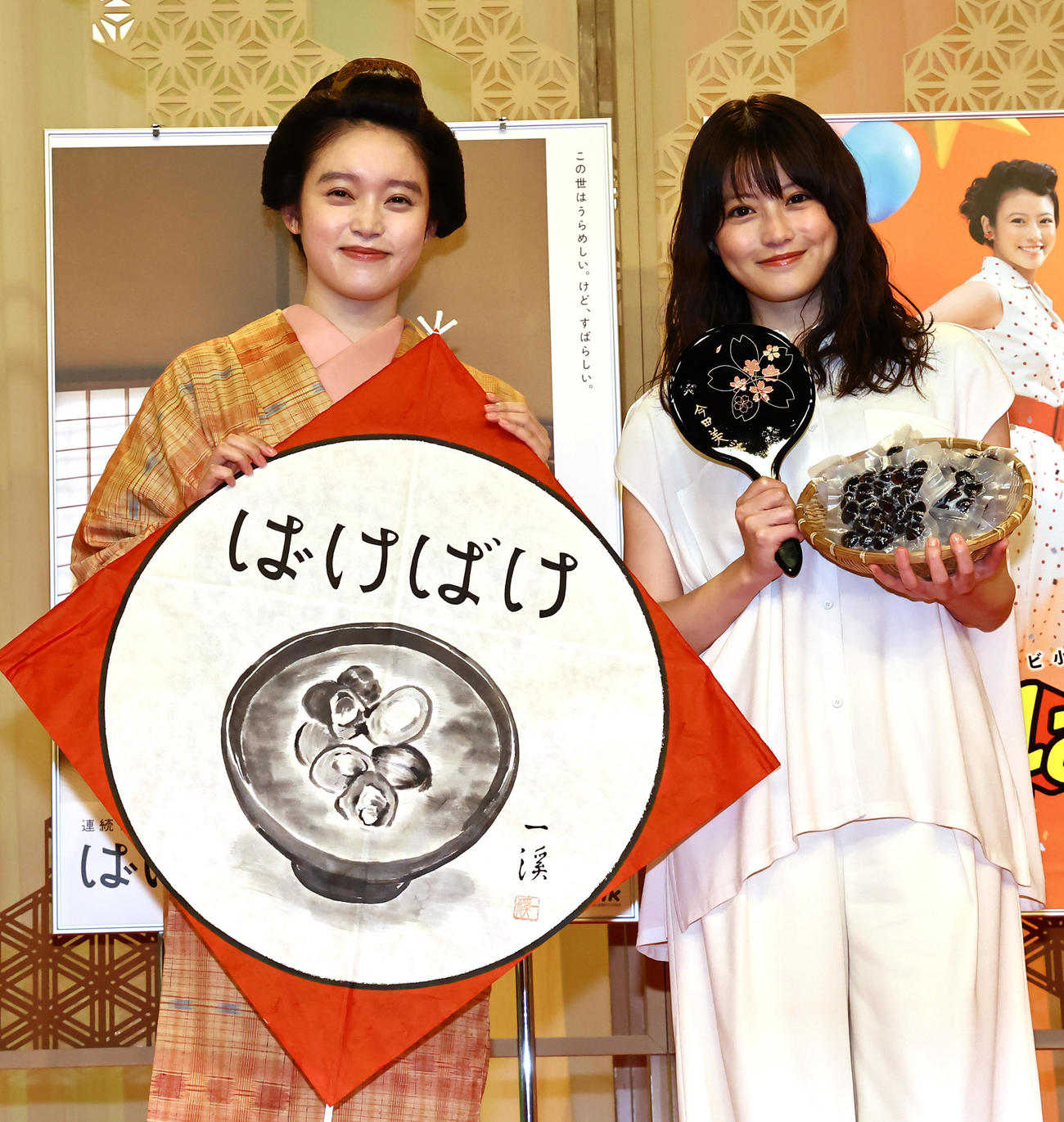「ばけばけ」ヒロインの髙石あかり（左）と「あんぱん」ヒロインの今田美桜はプレゼントの土佐凧と八雲塗りの手鏡、しじみを交換する（撮影・上田博志）