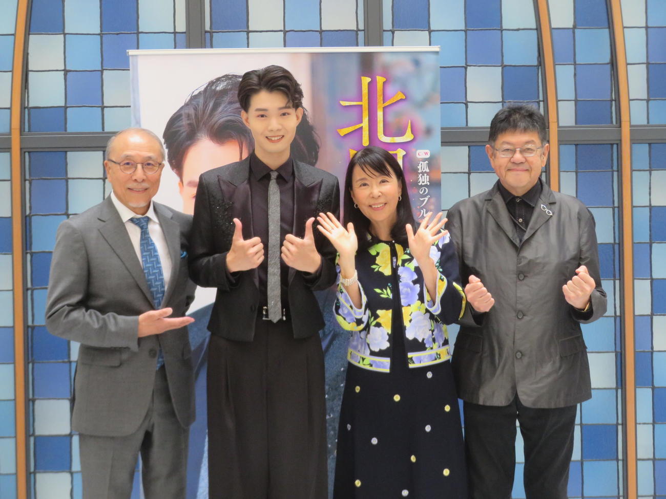 デビュー記念発表会に出席した、大谷明裕氏、亜蘭、円香乃氏、井戸のりお氏（撮影・川田和博）