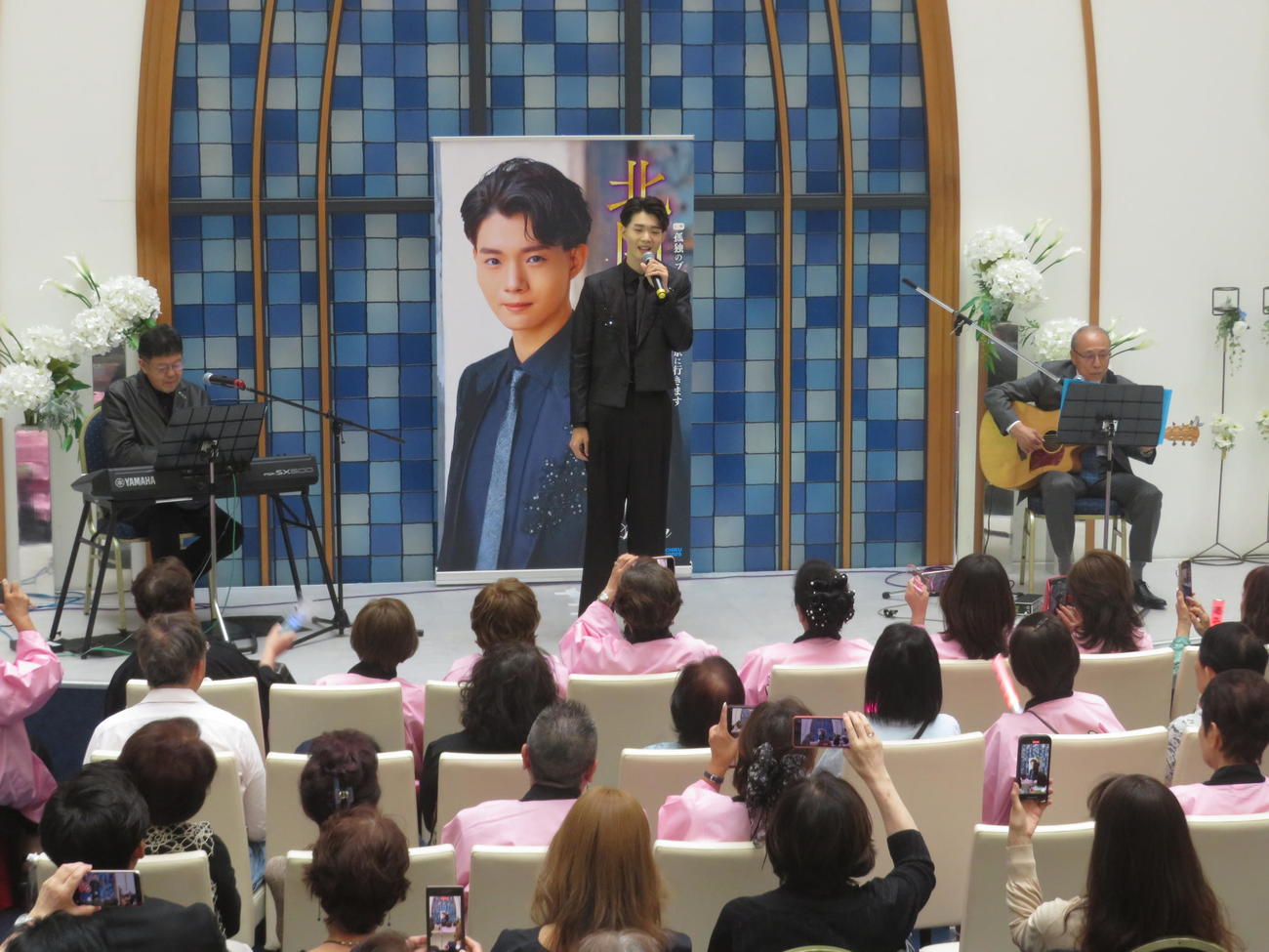 伊戸のりお氏（左）大谷明裕氏（右）の演奏で「木蘭の涙」を歌う亜蘭（撮影・川田和博）