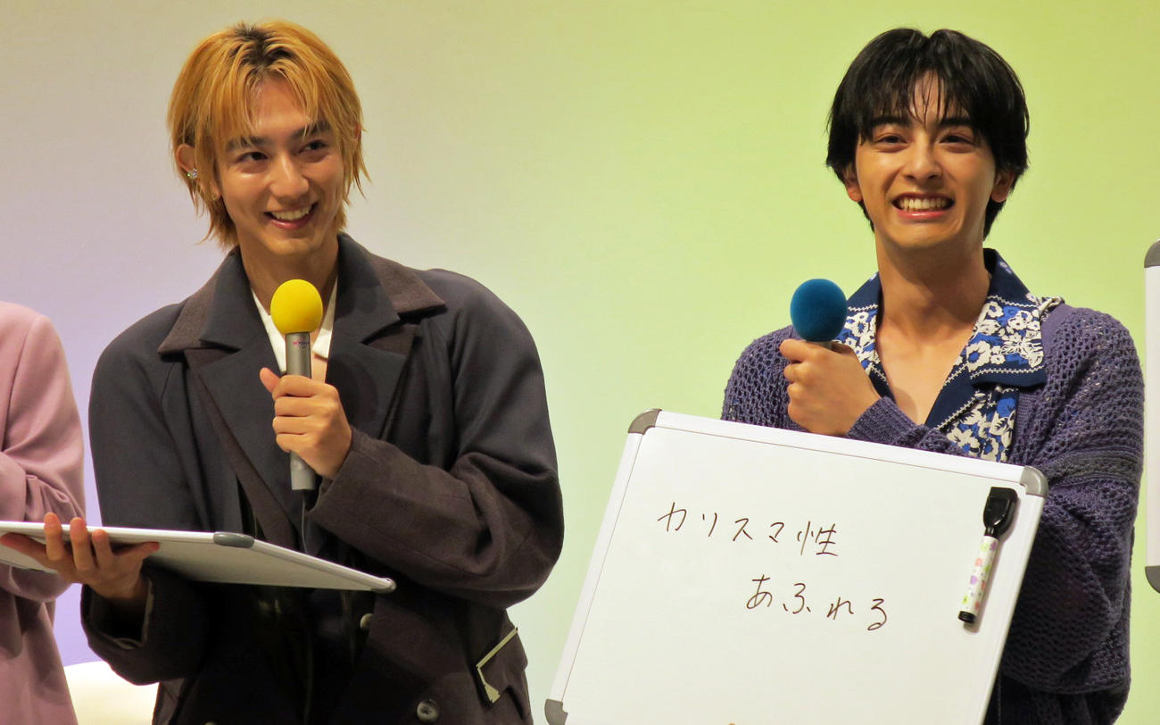 テレビ東京系連続ドラマ「25時、赤坂でSeason2」記者会見で笑顔をみせるダブル主演の駒木根葵汰（左）と新原泰佑（右）