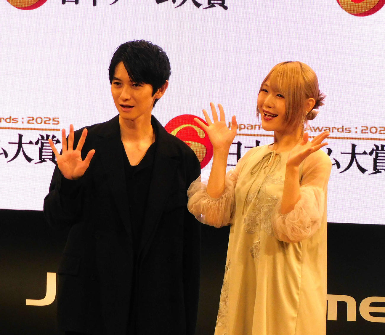 ゲーム大賞2025に登場した本郷奏多（左）とハラミちゃん（右）（撮影・寺本吏輝）
