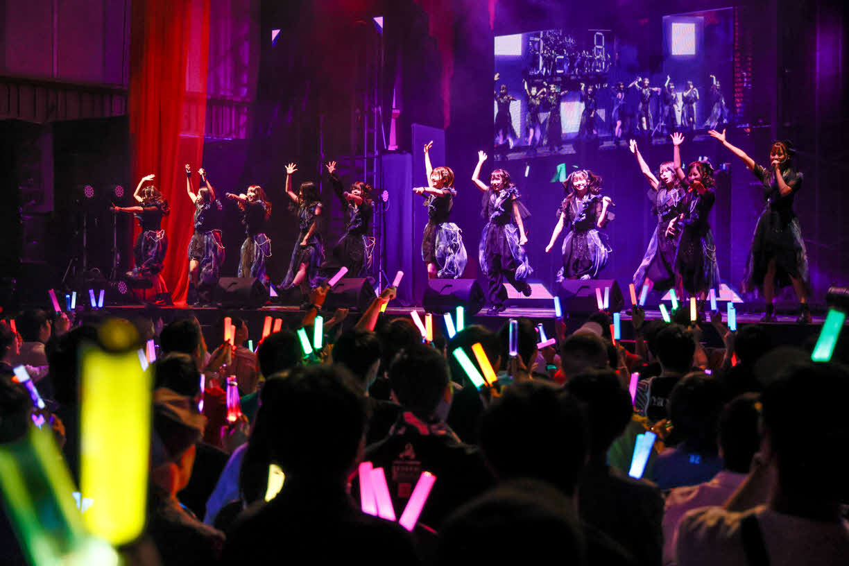 ワンマンライブを開催したWHITE SCORPION　（C）OVERSE／KING RECORDS