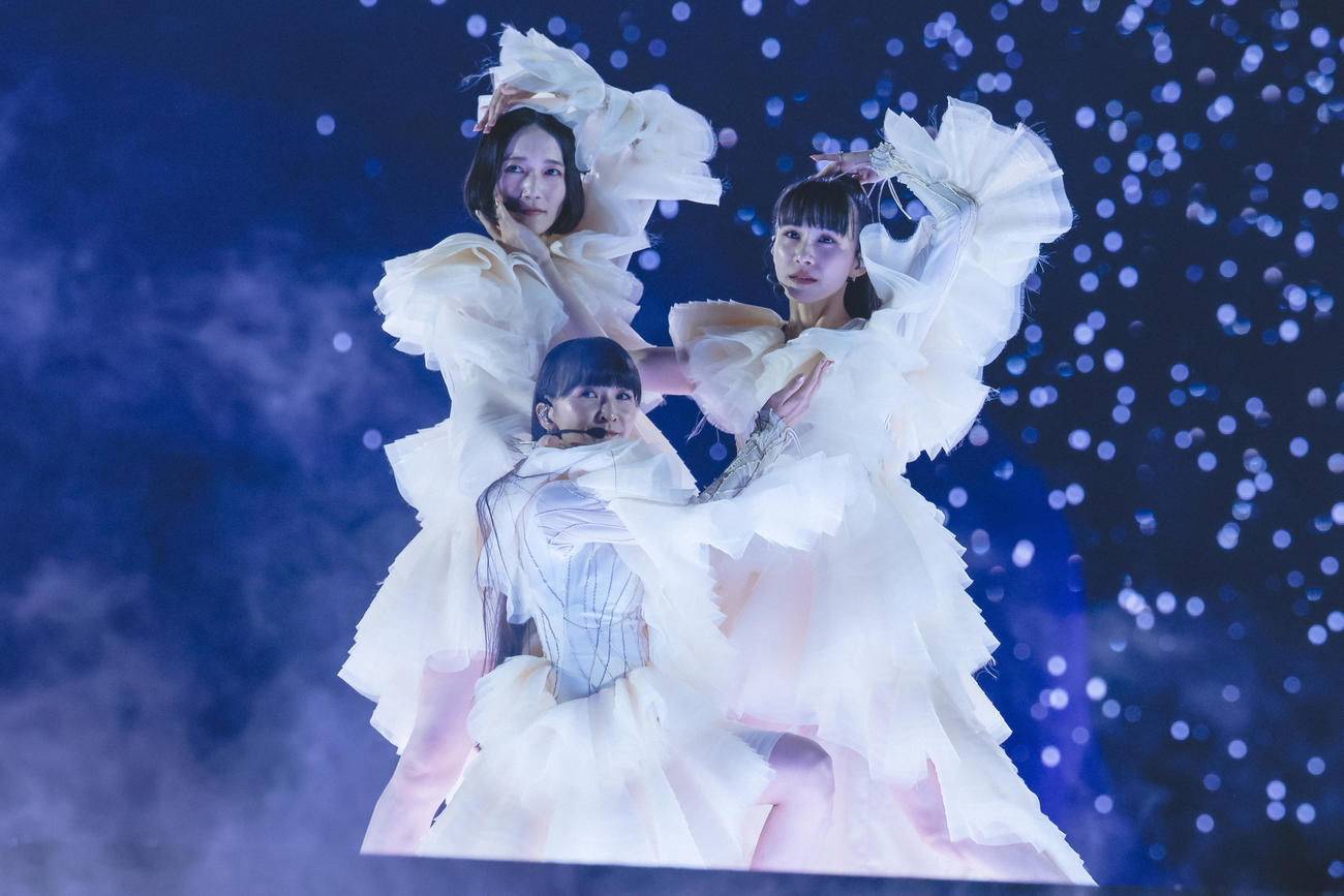 東京ドームライブでパフォーマンスをするPerfume、左からのっち、かしゆか、あ～ちゃん