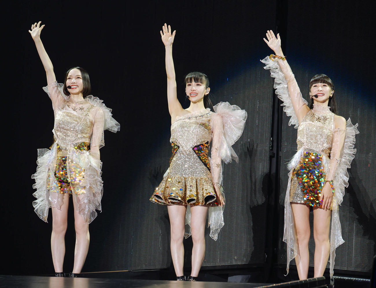 ファンにあいさつするPerfume。左からのっち、あ～ちゃん、かしゆか
